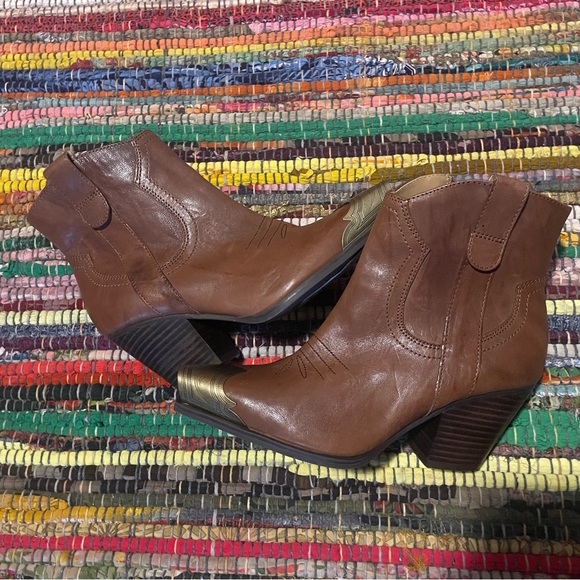 Gianni Bini On Tour western cowboy brown leather boot with gold plated toe. New - Picture 5 of 13